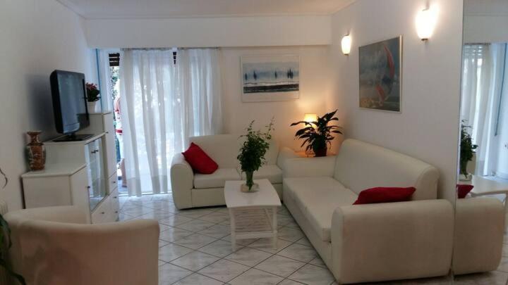 Flor De Mayo,Apt In Alimos Near The Sea Афины Экстерьер фото